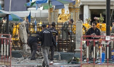 Polisi menyelidiki ledakan bom di dekat Kuil Erawan di Bangkok, Thailand, Selasa (18/8).