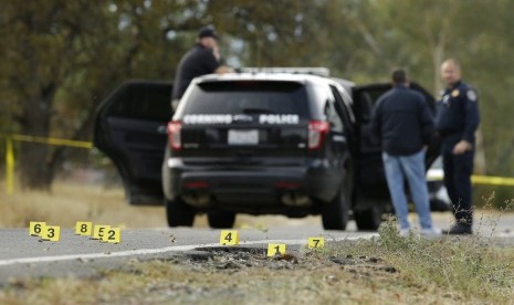 Polisi menyelidiki lokasi penembakan di Rancho Tehama Reserve, dekat Corning, Kalifornia, Selasa (14/11).