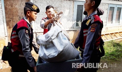 Polisi menyita bahan petasan dari sejumlah gudang pembuatan petasan, di Desa Bojongsawah, Kecamatan Kebonpedes, Kabupaten Sukabumi, Jumat (14/4). Penyitaan tersebut terkait meledaknya salah satu tempat pembuatan petasan di tempat tersebut.