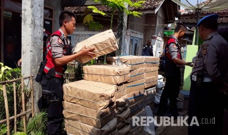 Polisi menyita petasan dari sejumlah gudang pembuatan petasan (ilustrasi)