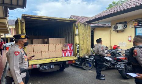 Polisi menyita ribuan botol miras di Kota Tasikmalaya, Selasa (13/12/2022). 