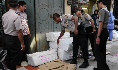 Polisi menyita sejumlah karung berisi petasan menjelang bulan Ramadhan.