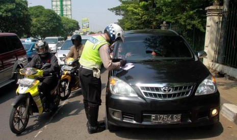 Polisi merazia sejumlah kendaraan saat Operasi Simpatik Jaya 2014 di Jalan Pulomas-Cawang, Jakarta, Rabu (21/5).