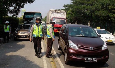 Polisi merazia sejumlah kendaraan saat Operasi Simpatik Jaya 2014 di Jalan Pulomas-Cawang, Jakarta, Rabu (21/5).