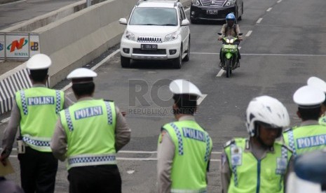 Polisi merazia sepeda motor yang melintasi Jalan Layang Non Tol (JLNT) Kampung Melayu - Tanah Abang, Jakarta, Selasa (28/1).  (Republika/Yasin Habibi)