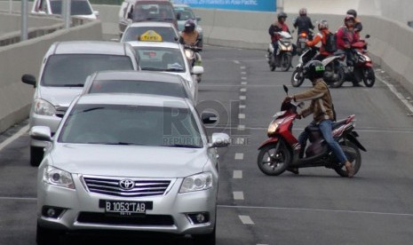 Polisi merazia sepeda motor yang melintasi Jalan Layang Non Tol (JLNT) Kampung Melayu - Tanah Abang, Jakarta, Selasa (28/1).  (Republika/Yasin Habibi)