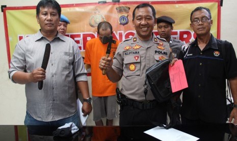 Polisi merilis seorang tersangka pembawa senjata tajam diamankan di Polsek  Gondokusuman, Yogyakarta, Selasa (9/4). Tersangka tersebut diamankan sejak  Ahad (7/4) lalu.