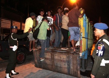 Polisi militer membantu warga mengungsi pascarusuhnya Kota Ambon, Ahad siang.