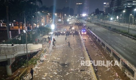 Polisi mulai melakukan penyisiran terhadap massa mahasiswa yang masih tersisa di sekitaran kawasan Senayan, Jakaeta, Selasa (24/9) malam. Pasukan gabungan dari Sabhara dan Brimob ini melakukan penyisiran ke arah Semanggi. 