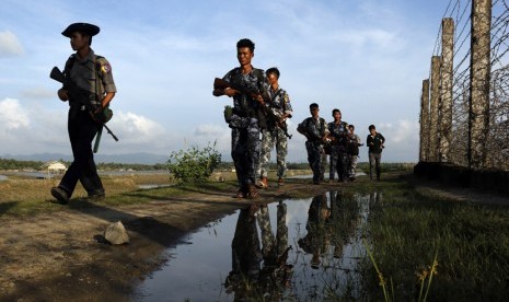 Polisi Myanmar patroli di sepanjang pagar perbatasan antara Myanmar dan Bangladesh di Maungdaw, negara bagian Rakhine, Myanmar. 