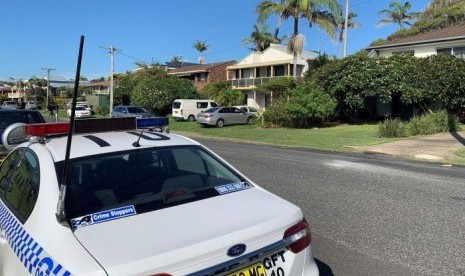 Polisi New South Wales menggeledah rumah saudara perempuan terdakwa penembakan Masjid Christchurch di Sandy Beach, Australia, Senin (18/3). 