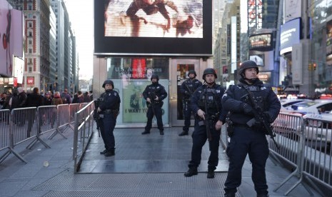 Polisi New York bersenjata berat berjaga di pusat kota, New York Times Square.