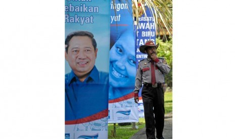   Polisi pariwisata berpatroli di sekitar tempat berlangsungnya Kongres Luar Biasa (KLB) Partai Demokrat di Sanur, Bali, Jumat (29/3). (Antara/Nyoman Budhiana)