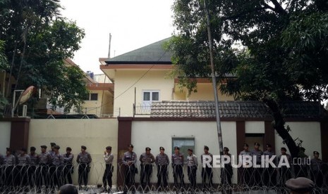 Polisi pasang kawat berduri di sekeliling Kedubes Myanmar, Jakarta, Senin (4/9). 