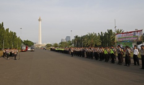 Polisi Polres Jakarta Pusat saat apel gelar pasukan pengamanan malam takbiran di Lapangan Silang Monas, Jakarta, Selasa (4/6/2019).