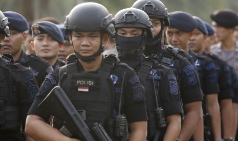 Polisi Polres Jakarta Pusat saat apel gelar pasukan pengamanan malam takbiran di Lapangan Silang Monas, Jakarta, Selasa (4/6/2019).