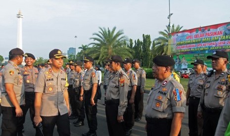 Polisi Polres Jakarta Pusat saat apel gelar pasukan pengamanan malam takbiran di Lapangan Silang Monas, Jakarta, Selasa (4/6/2019).