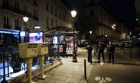 Polisi Prancis berjaga di samping tempat di mana seorang pria menyerang dan menikam beberapa orang di Paris, Prancis, Sabtu (12/5).