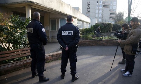 Polisi Prancis dan jurnalis berada di depan sekolah taman kanak-kanak dimana seseorang menikam guru sekolah tersebut di Aubervilliers, Paris, Prancis, Senin (14/12). 