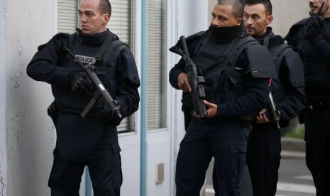 Polisi Prancis mengamankan daerah  Saint-Denis, Prancis, dekat Paris, November 18, 2015 (  Reuters/ Benoit Tessier )