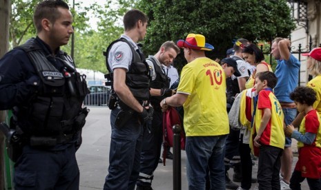 Polisi Prancis menggeledah tas fan Rumania yang hendak masuk Stade de France menyaksikan upacara pembukaan Piala Eropa 2016.