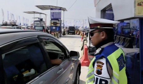 Polisi sedang bertugas membantu jalannya arus mudik lebaran 2018 di GT Kertasari, Tegal