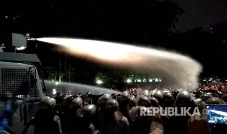 Polisi semprot massa Pro-Ahok dengan Water Canon di  Jalan Letjen Suprapto Cempaka Putih Jakarta Pusat, Jum'at (12/5). 