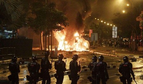 Polisi siaga di lokasi kerusuhan di kawasan Little India, Singapura, pada Ahad (8/12/2013)