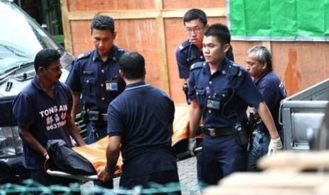 Polisi Singapura saat membawa jasad si pria India, korban pembunuhan oleh kekasihnya, seorang TKW Sri Lanka pada 2009 silam.