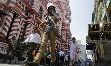 Duh, Sri Lanka Kremasi Muslimah Meski tidak Idap Covid-19. Polisi Sri Lanka berpatroli di luar sebuah masjid di Kolombo, Sri Lanka. 