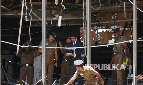 Polisi Sri Lanka menyelidiki tempat kejadian setelah ledakan melanda Hotel Shangri-La di Kolombo, Sri Lanka, 