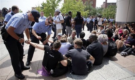 Polisi St Louis menahan demonstran di luar Pengadilan Federal Thomas F. Eagleton, Senin (10/8), karena memblokir jalan.