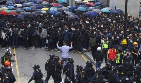 Polisi SWAT mengepung demonstran Hong Kong yang menyerukan boikot Partai Komunis China di Hong Kong, Ahad (19/1).