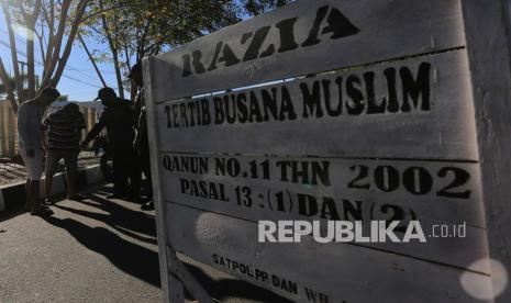 Petugas polisi syariat Wilayatul Hisbah menjaring puluhan pengguna jalan karena kedapatan berbusana ketat dan tidak islami dalam operasi yang digelar tim gabungan di depan Kantor Bupati Aceh Barat di Meulaboh. (Foto: lustrasi Polisi Syariat Islam atau Wilayatul Hisbah)