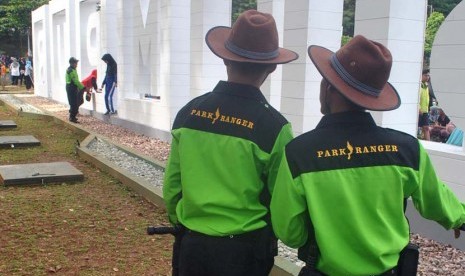 Polisi taman (Park Ranger) mengenakan topi koboi menjaga dan mengawasi aktivitas warga di Taman Sempur, Kota Bogor, Jawa Barat (ilustrasi)