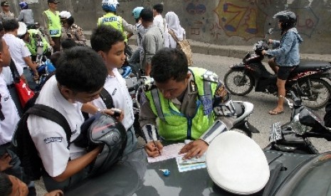 Polisi tengah menertibkan dan memeriksa kendaraan bermotor milik siswa untuk memberantas geng motor yang melibatkan kalangan pelajar. 