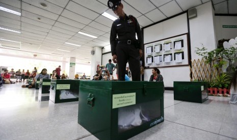 Polisi Thailand mengecek kotak pemberian suara untuk referendum yang akan digelar Ahad (7/8).