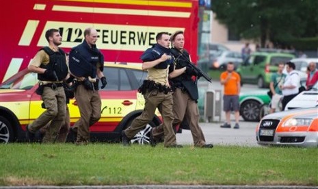 Polisi tiba di pusat perbelanjaan Olympia Einkaufszentrum di Munich menyusul laporan penembakan, Jumat, 22 Juli 2016. 