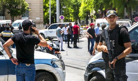 Polisi Tunisia berjaga setelah sebuah ledakan di Tunis, Tunisia, Kamis (27/6). Dua serangan bom menargetkan petugas keamanan terjadi di Tunisia.