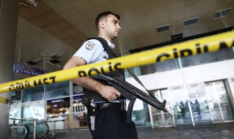 Polisi Turki berjaga setelah serangan bom bunuh diri  di bandara internasional Ataturk di Istanbul, Turki, (29/6). 