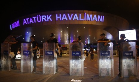 Polisi Turki memblokir pintu masuk ke bandara Ataturk Istanbul, Turki, Rabu (29/6). 