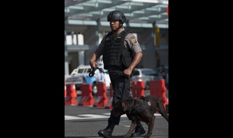 Polisi unit K-9 menggiring anjing pelacak saat mulai beroperasinya Posko Terpadu Mudik Lebaran di Bandara Ngurah Rai, Denpasar, Kamis (15/6). 