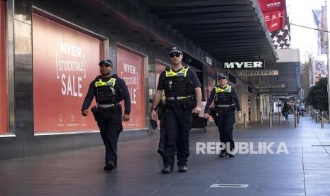  Polisi Victoria berpatroli di jalan-jalan selama penutupan di Melbourne, Australia, Kamis (9/7/2020). Wilayah metropolitan Melbourne dilockdown dalam upaya memperlambat penyebaran virus corona. 