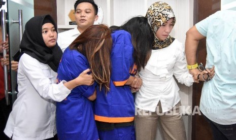 Polisi wanita (Polwan) menggiring tersangka mucikari dari prostitusi (ilustrasi). Polda Metro menangkap FEA (24 tahun), muncikari kasus prostitusi anak di bawah umur.