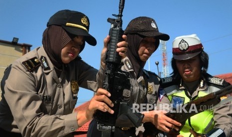 Polisi Wanita (Polwan) mengikuti uji terampil membongkar pasang senjata laras panjang di halaman Polres Kudus, Jawa Tengah (ilustrasi).