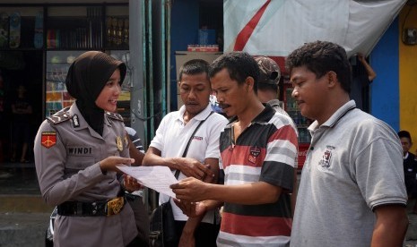 Sosialisasi kesepakatan damai antara pengemudi angkutan umum dan pengemudi transportasi berbasis online di daerah Sangiang, Tangerang, Banten.