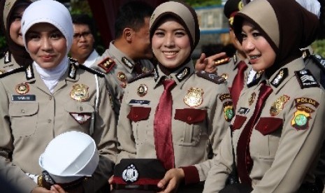 Polisi Wanita (Polwan) saat mengikuti peragaan pakaian dinas untuk Polwan berjilbab yang digelar di Lapangan Lalu Lintas Polda Metro Jaya, Jakarta Pusat (25/11).