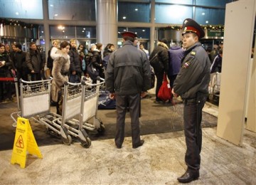 Polisi berjaga-jaga usai serangan bom di Bandara Domodedovo, Moskow