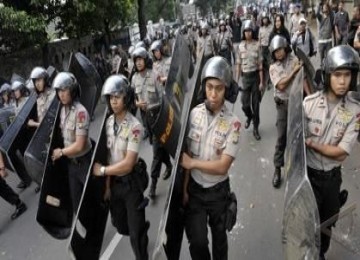 Polisi bersiaga di depan PN Jaksel setelah pecah bentrok massa