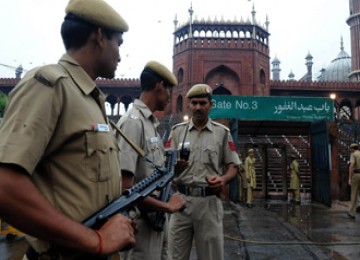 Polisi India berjaga di luar masjid Masjid Jama di New Delhi. Australia dan Amerika Serikat mengeluarkan peringatan perjalanan pada hari Senin setelah dua warga negara Taiwan itu ditembak di dekat masjid utama India di ibukota negara dan sebuah ledakan di 